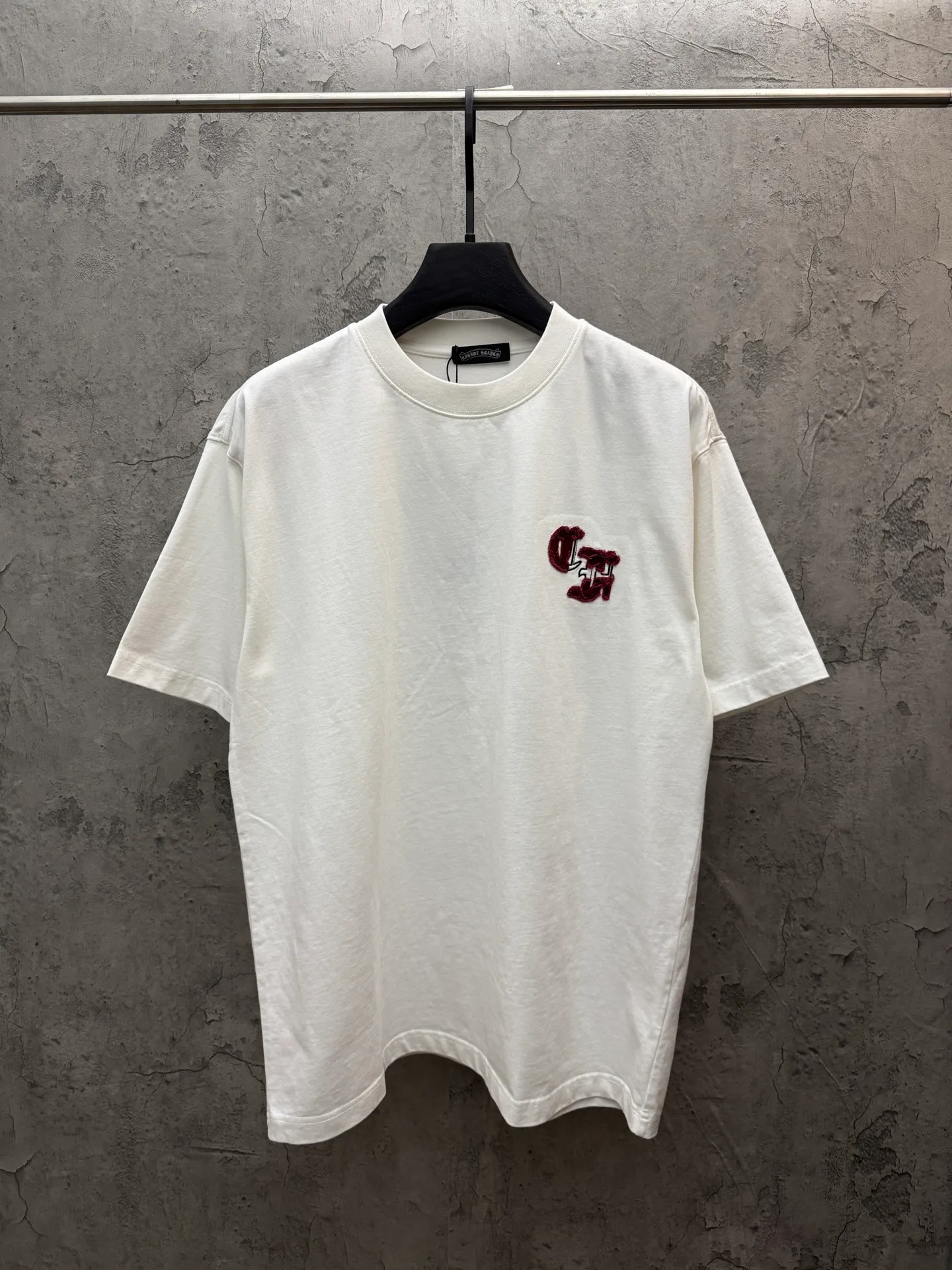 P180 top version, real shot without P, ​​different from market currency) 𝗖𝗵𝗿𝗼𝗺𝗲 𝗛𝗲𝗮𝗿𝘁𝘀/Croxin 2026 spring new original single counter American laser burnt patch embroidered couple short sleeves 👑The highest version! Customized fabric 300 grams, best-selling model at the counter, very comfortable to wear. Accessories: original molded and authenticated collar label ➕ 100% silk wash water label. Genuine purchase-grade original hangtag➕matching hanging rope➕3D hanging beads➕original packaging bag. Craftsmanship: The original version has consistent wiring! The highest version of the armhole matching technique! Color: White Black Size: S M L XL Style No.: 26-2025